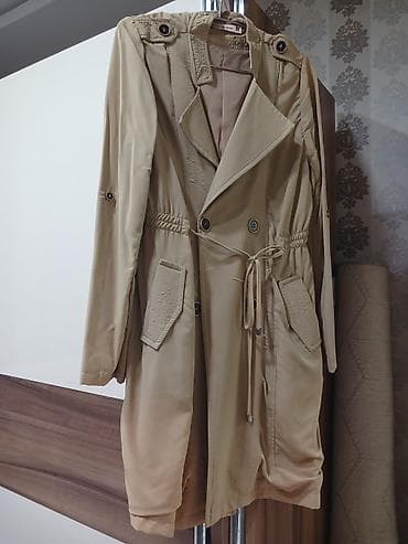 Bej rəngli qadın trençkot - Klassik dizayn: iki cərgəli düymələnmə