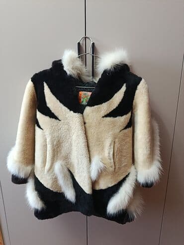 - Model: qısa kürk gödəkçə, kapüşonlu - Rəng: krem və qara