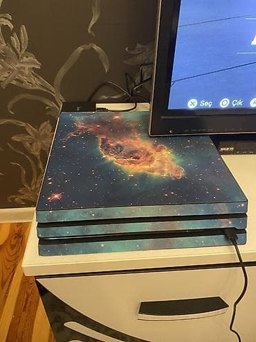 hdm: PlayStation 4 Pro oyun konsolu – kosmik temalı vinil skin ilə — 1