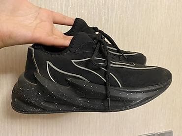 Qara uniseks idman ayaqqabısı - Rəng: tam qara, boz/ağ zolaq