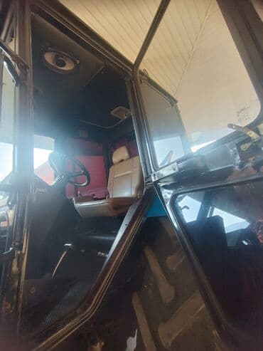 Qoruyucu plyonka və şüşələr: Belarus 1221 traktor - Güclü 6 silindrli dizel mühərrik (yanlardan — 5