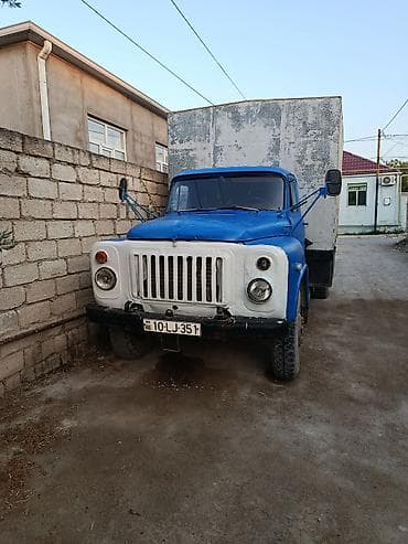 karavan: Yükdaşıma üçün GAZ-53 tipli yük maşını və üzərində iri həcmli qapalı — 2