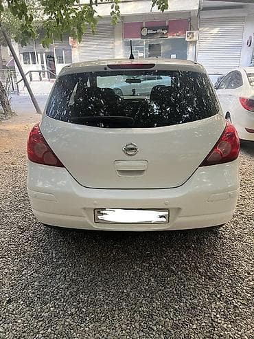 Avtomobil satışı: Nissan Tiida hatchback – ağ rəng, 5 qapı, şəhər üçün rahat və iqtisadi — 3