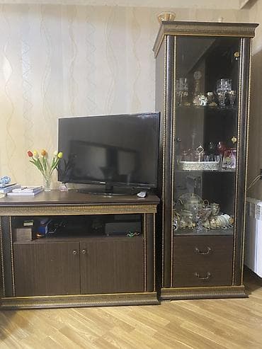 rahat mebel: Klassik tərzli qonaq otağı mebel dəsti – TV stendi və vitrin şkafı — 1