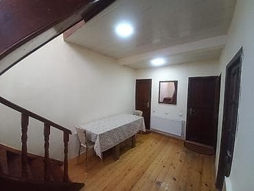 bina az evler: 2 mərtəbəli həyət evi - Həyət: Dəmir darvaza, döşənmiş daş səki — 4