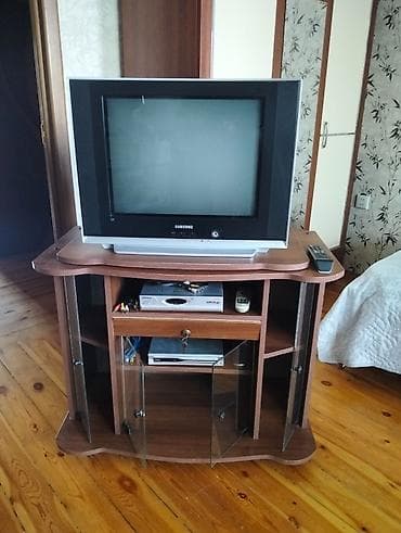 divar kitab refleri: Klassik Samsung kineskop televizoru və çoxfunksiyalı TV stend dəsti — 2