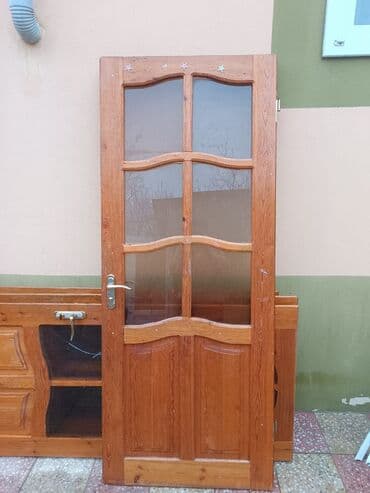 Şüşəli taxta qapı - Material: təbii ağac - Dizayn: üst hissədə