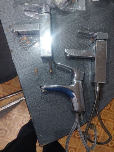 İki ədəd xrom örtüklü hamam kranı. Hər kranın tək qolu var və su axını