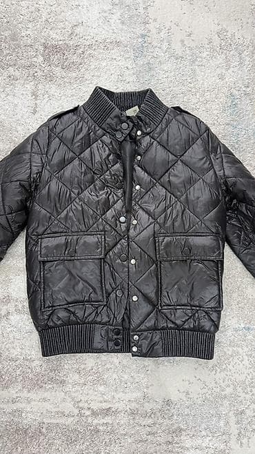 Qara rəngli quilted (romb tikişli) qısa puffer gödəkçə. - Parlaq