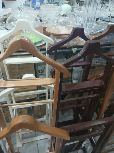 вешалка для брюк и рубашек напольная: Bu, paltarların səliqəli saxlanması üçün nəzərdə tutulmuş taxta — 5