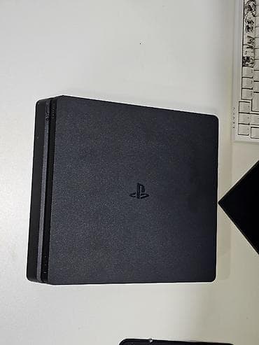 Sony PlayStation 4 Slim oyun konsolu ustundeki 6 oyunla birlikde