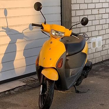 Suzuki skuter – parlaq sarı rəngdə, şəhər içi hərəkət üçün ideal