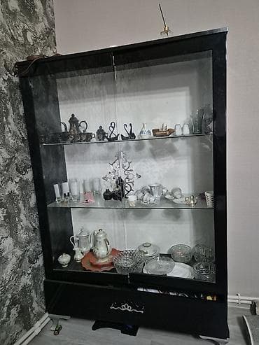 Məhsul: Şüşə vitrin dolabı dəsti - Rəng: Qara karkas, şəffaf şüşə ön