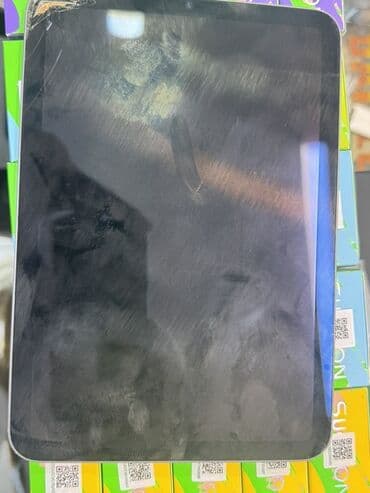 ipad зарядка: Bu, arxa tərəfində "iPad" yazısı və Apple loqosu olan boz rəngli — 4