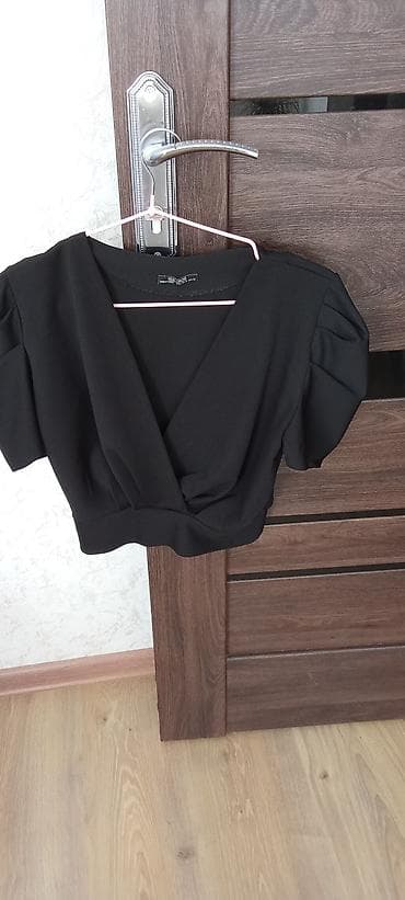 croplar: Qara qısa bluz – Next Trend - Model: dərin V-vari dekolteli, qırçınlı — 5
