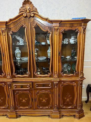 Rumıniya istehsalı olan klassik qonaq otağı mebeli satılır. Mebel tam