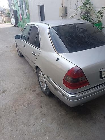 e 3 2: Mercedes-Benz C 250: 2.5 l | 1994 il Sedan — 5