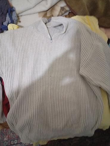 Kişi geyimləri: Kişi geyimləri dəsti 1) Qara kapüşonlu sviter - Ön hissədə “Böhse — 8