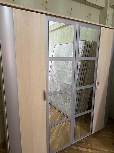 İşlənmiş, 3 qapılı, Güzgülü, Digər rəng, Digər material, Açılan, Düz dolab