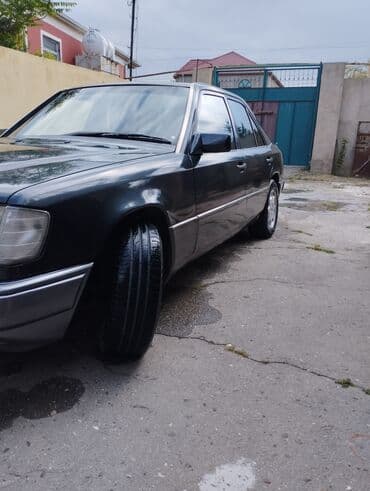 Ferrari: Mercedes-Benz E 250: 2.5 l | 1993 il Sedan — 4