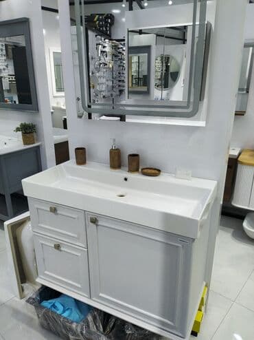 hamam qapsı: Ağ rəngdə, iki siyirtməli və bir qapılı hamam dolabı dəsti. Dəstə — 1