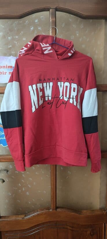 Cinslər: Qadin ucun Qırmızı kapüşonlu svitşot – “MANHATTAN NEW YORK East Coast” — 1