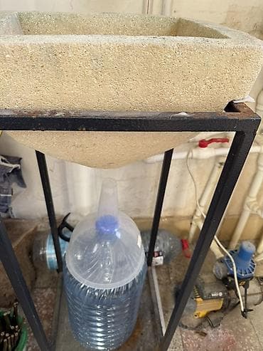 su süzən: Təmiz su süzən daş Bulaq . Ag daşdan hazırlanmış kvadrat təmiz su — 1