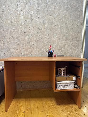 dairevi stol: İş masası – ağac rəngində, klassik düzüstü model. Xüsusiyyətlər: - — 1