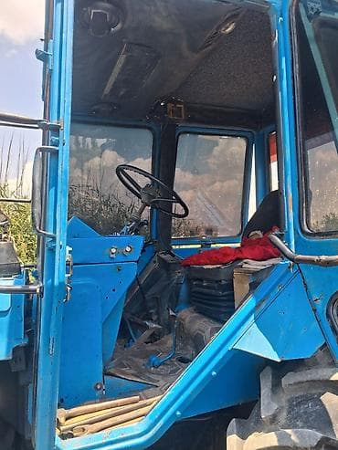 traktor şin: Mavi rəngli təkərli kənd təsərrüfatı traktoru, kabinalı. Ön və arxa — 6