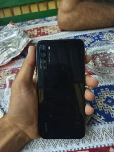 флеш карта для gopro hero 3: Redmi markalı qara rəngli smartfon arxa tərəfində dörd obyektivli — 1