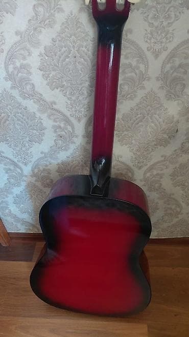 ukulele gitar: Klassik akustik gitara – 4/4 tam ölçü. Qırmızı-bordo rəng keçişli — 4