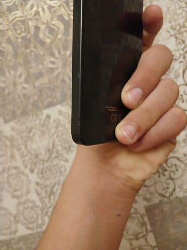 xama çəkən: Xiaomi Redmi smartfon - Arxa paneldə “Redmi” loqosu və 108MP əsas — 6