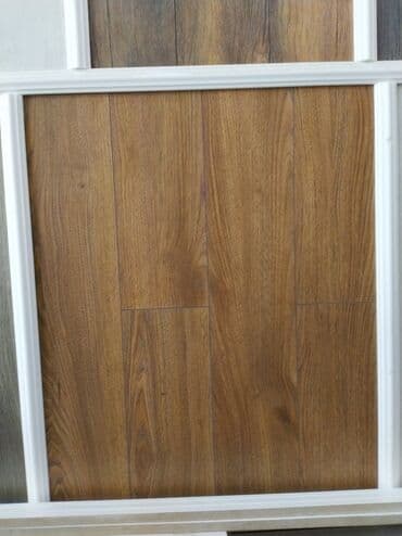 Ağac naxışlı laminat döşəmə paneli - Rəng: isti qoz-kastanya tonları