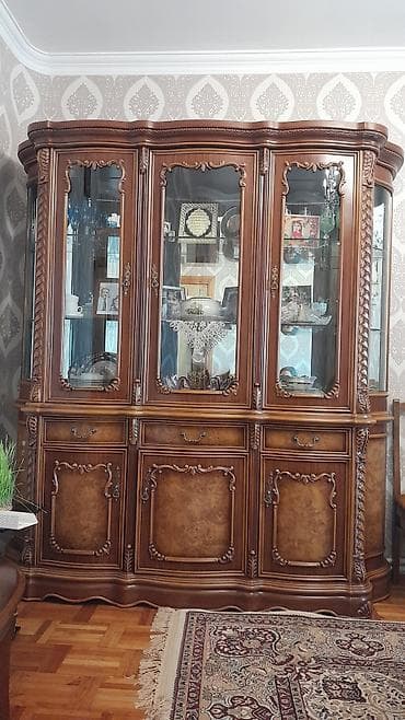 Klassik üslubda vitrin-bufet - Material: təbii ağac əsaslı korpus