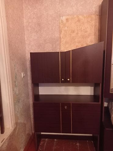 Tumbalar: Mebel vitrin/kitab şkafı – tünd qoz rəngdə, qızılı dekor xətləri ilə — 1