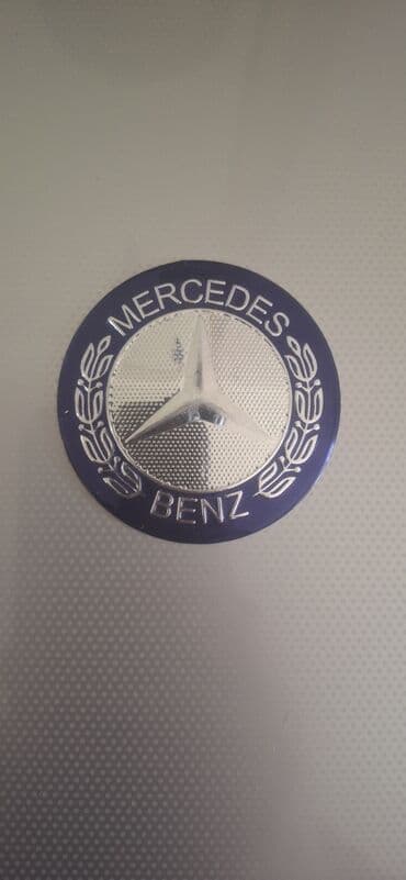 Прицепы: Dairəvi Mercedes-Benz emblemi, tünd göy haşiyəli və mərkəzində gümüşü — 2