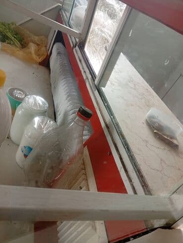 market ucun soyuducular: Şüşəli ön hissəsi və qırmızı baza rəngi olan ticarət soyuducu vitrin — 3
