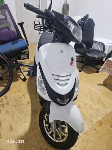 XROAD XR skuter - Ağ-qara rəng sxemi, kompakt və şəhər içi hərəkət lalafo.az -da XROAD XR skuter - Ağ-qara rəng sxemi, kompakt və şəhər içi hərəkət