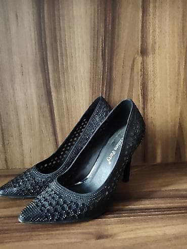 37 razmer qeyd olunub 36 razmerede gedir.Qara zərli qadın tuflisi – lalafo.az -da 37 razmer qeyd olunub 36 razmerede gedir.Qara zərli qadın tuflisi –