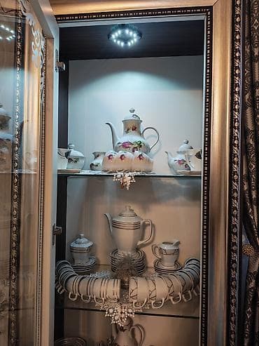 Şüşəli vitrin dolabı – klassik üslub - Material: ağac karkas, ön