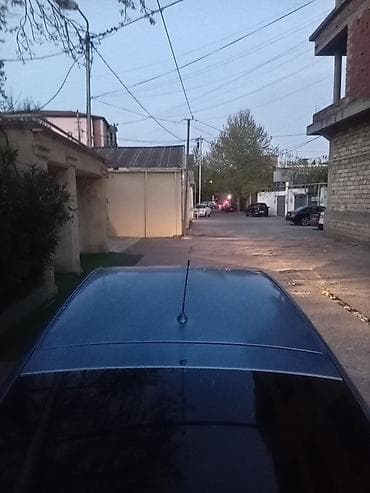 06 sekilleri cekmek: Toyota Prius (2-ci nəsil) hibrid hetçbek - Göy rəngli kuzov — 1