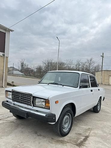 disklər təkərlər: VAZ 2107 sedan – klassik dizaynlı, ağ rəngdə. Texniki və dizayn — 2