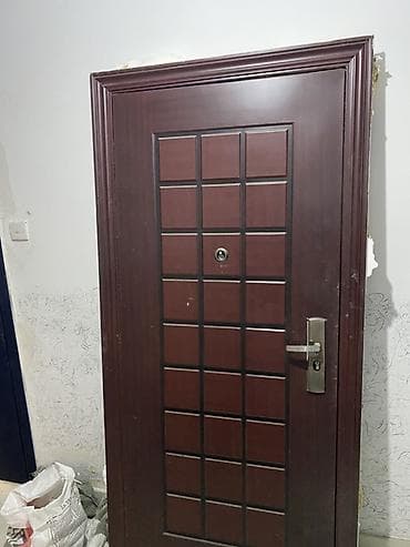 Metall giriş qapısı – dekorativ panellı, tünd qəhvəyi ton -