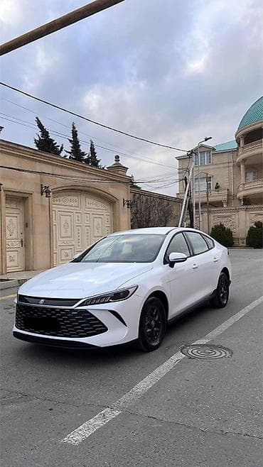 06 maşin: BYD Qin Plus DM-i sedan - Geniş və aerodinamik kuzov, ağ rəng, tam — 2