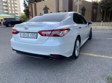 bmw 330 i: Toyota Camry: 2.5 l | 2019 il Sedan — 3