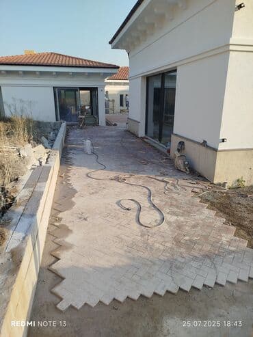 icare avtomobil qalmaq serti ile: Səssiz tozsuz səliqəli kəsim. Beton katlavan monolit kubik — 24