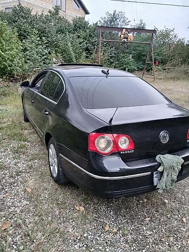 volqa ehtiyat hisseleri: Volkswagen Passat sedan. Avtomobilin salonu qara rəngdədir və ön — 10