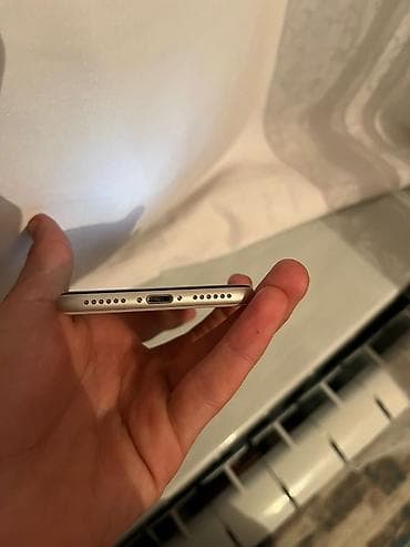 appl: IPhone SE 2022, Ağ, Barmaq izi — 2