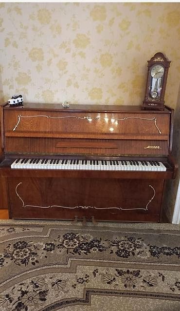 pianino belarus: Belarus - Korpus: parlaq cilalanmış tünd qəhvəyi ağac finişi, ön — 2