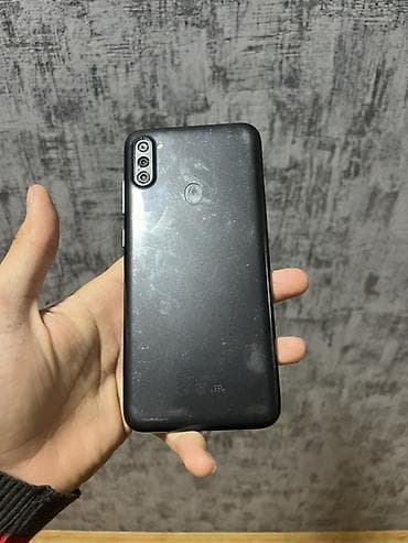 whatsapp profil sekilleri: Smartfon – tam ekranlı ön hissə, solda “punch-hole” ön kamera. Arxa — 2